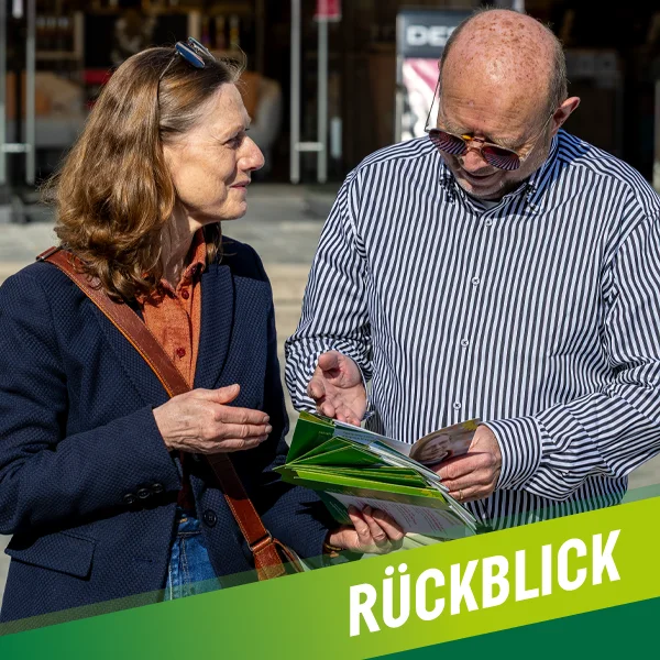 Sabine Steininger im Gespräch am Infostand